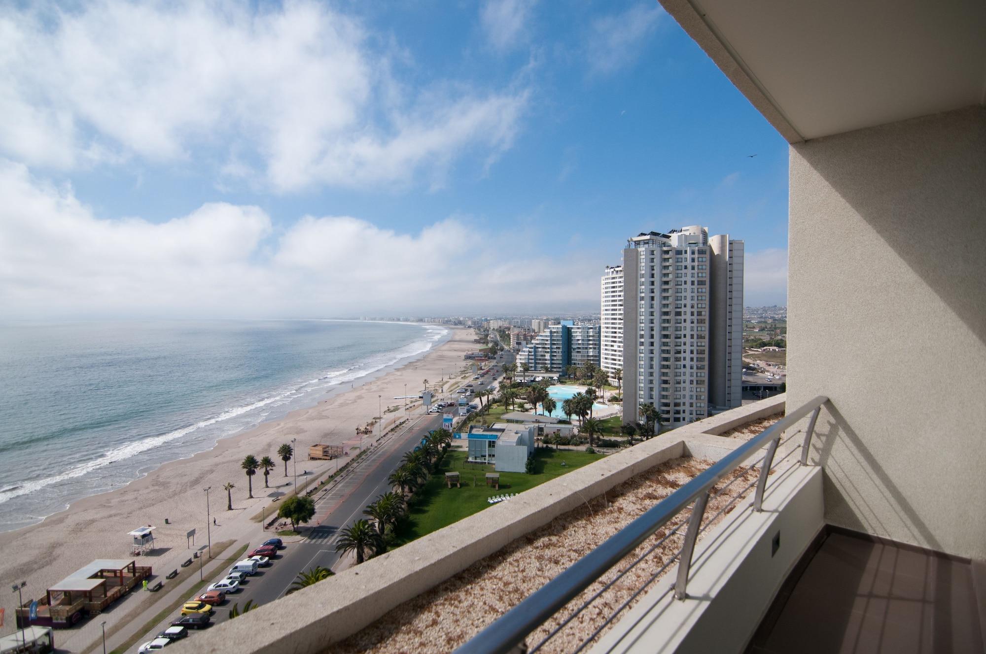 מלון Enjoy קוקימבו מראה חיצוני תמונה View of the beach from a balcony at the Shoreham Hotel