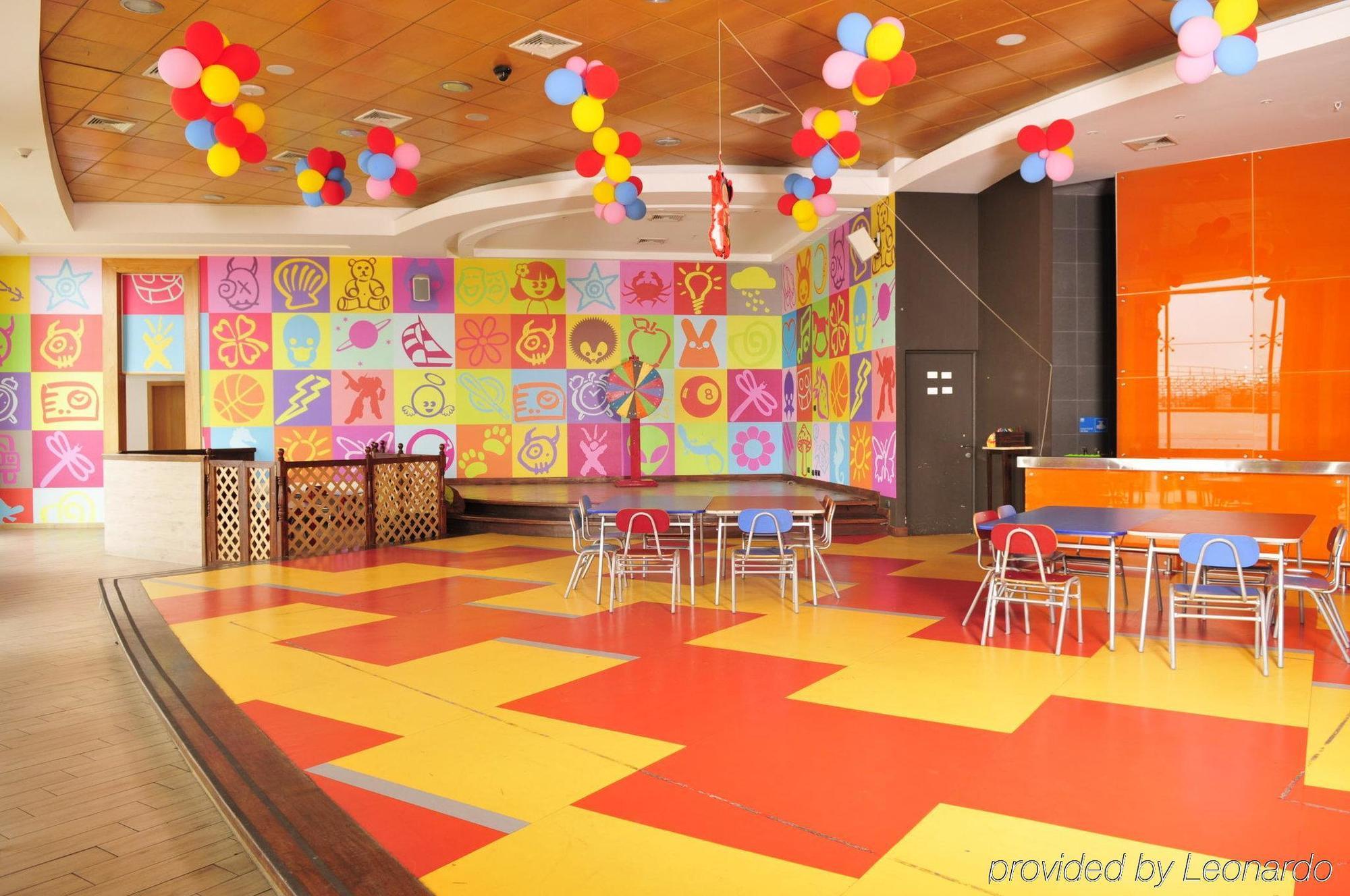 מלון Enjoy קוקימבו מסעדה תמונה The interior of a McDonald's PlayPlace